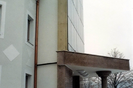 med okni je veliko ornamentov