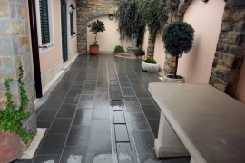 tlak iz žganega peščenjaka