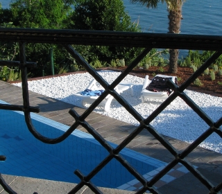 plaža pod bazenom
