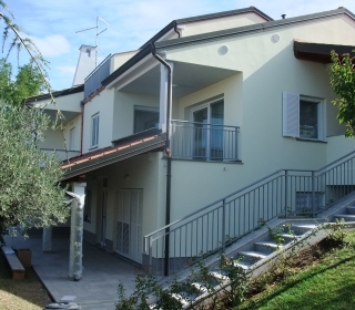 Fasada enodružinske hiše na Škofijah
